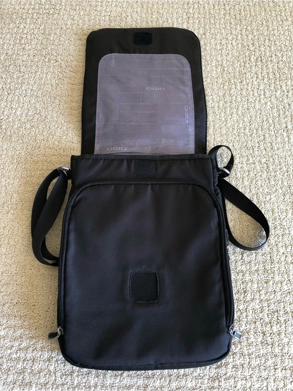 OGIO Technologio Compact Laptop Notebook Messenger Bag